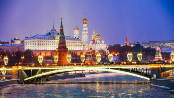 Москву начали готовить к Новому году, используя украшения прошлых лет Москву начали готовить к Новому году, используя украшения прошлых лет