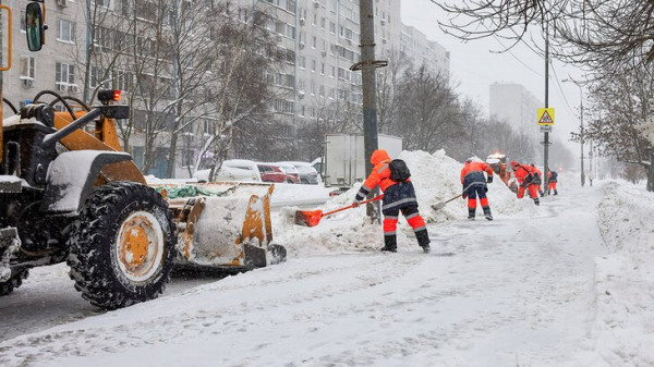 Около 145 тыс человек ликвидируют последствия снегопада в Москве Около 145 тыс человек ликвидируют последствия снегопада в Москве
