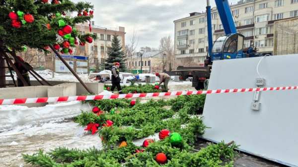 В столице приступили к демонтажу новогодних елей и декоративных конструкций В столице приступили к демонтажу новогодних елей и декоративных конструкций