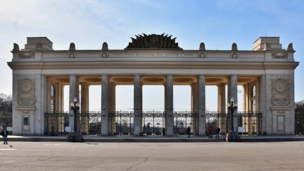 В Москве начали приводить в порядок арку главного входа Парка Горького В Москве начали приводить в порядок арку главного входа Парка Горького
