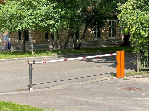 Москвичей-автовладельцев, не заплативших за шлагбаум, все равно обязаны пускать во двор Москвичей-автовладельцев, не заплативших за шлагбаум, все равно обязаны пускать во двор