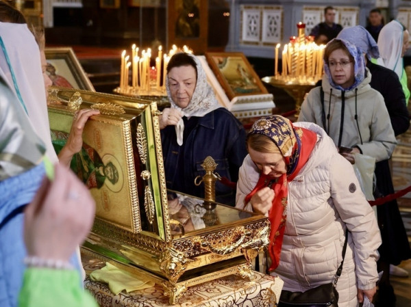 Модное стояние: очередь к мощам Спиридона оказалась самой светской за последние 15 лет Модное стояние: очередь к мощам Спиридона оказалась самой светской за последние 15 лет